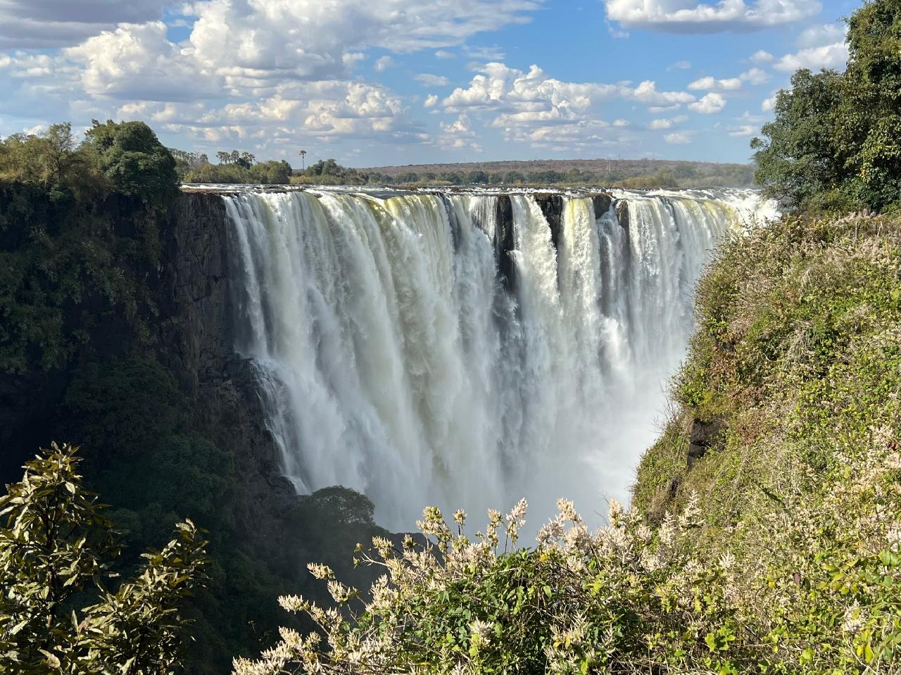 Ez a látványos kép a Viktória-vízesést ábrázolja, amely Zambia és Zimbabwe határán található. - Z(s)eppelin utazás