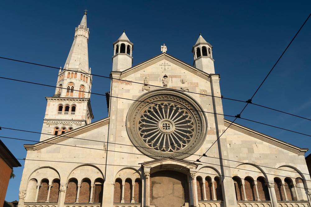 A képen a modenai dóm (Cattedrale di Santa Maria Assunta e San Geminiano) látható Olaszországban.  - Z(s)eppelin utazás