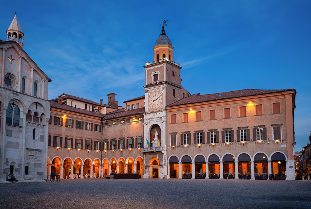 Ez a kép a modenai Városházát (Palazzo Comunale) ábrázolja a Piazza Grande téren, Olaszországban. - Z(s)eppelin utazás
