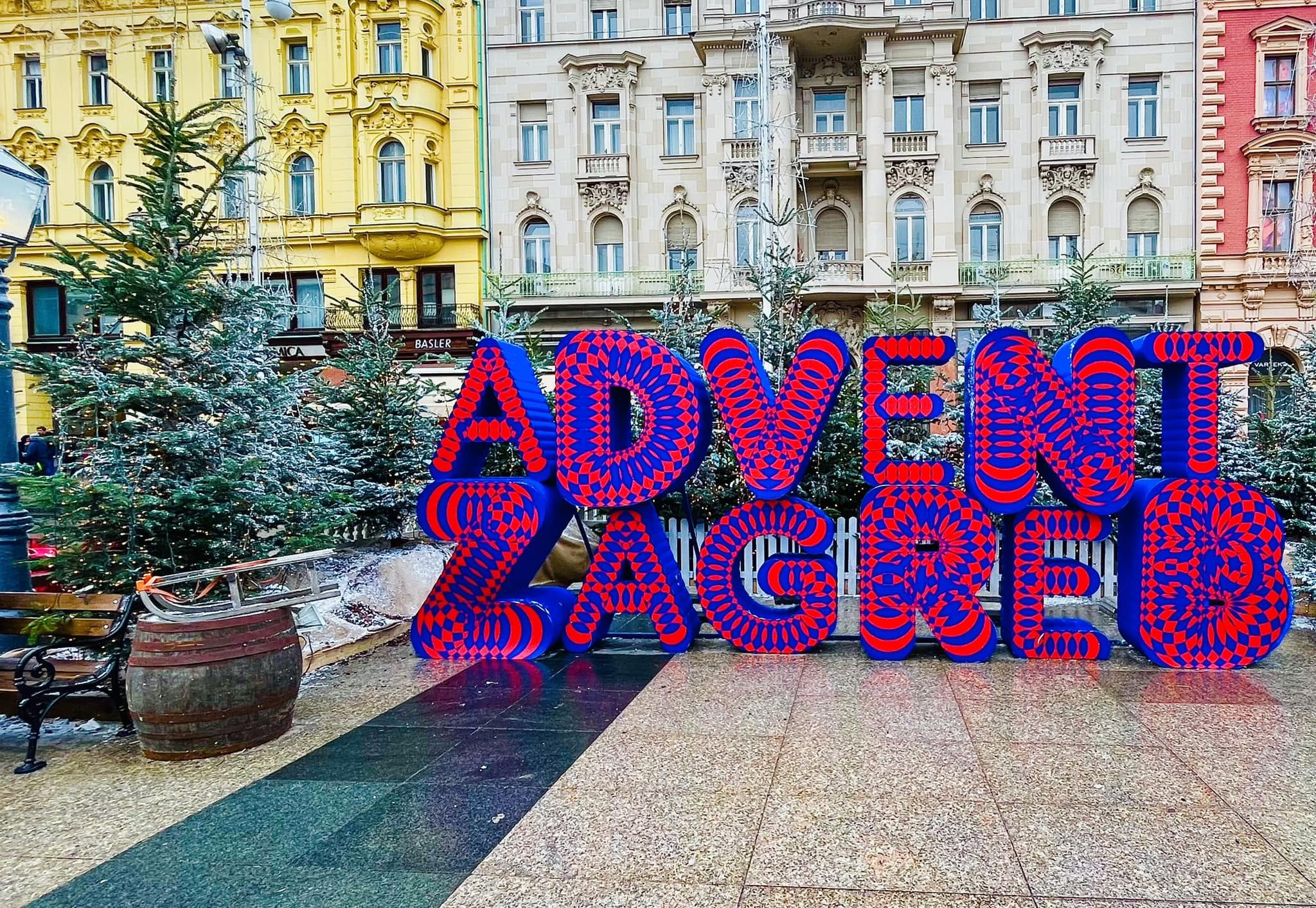 Ez a kép a zágrábi adventi vásár egyik ikonikus dekorációját mutatja a Jelačić bán téren. - Z(s)eppelin utazás