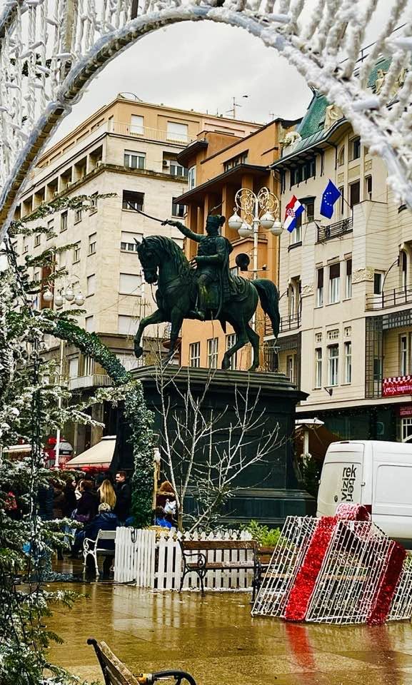 A képen látható szobor Jelačić bán lovasszobra a zágrábi Ban Jelačić téren. - Z(s)eppelin utazás