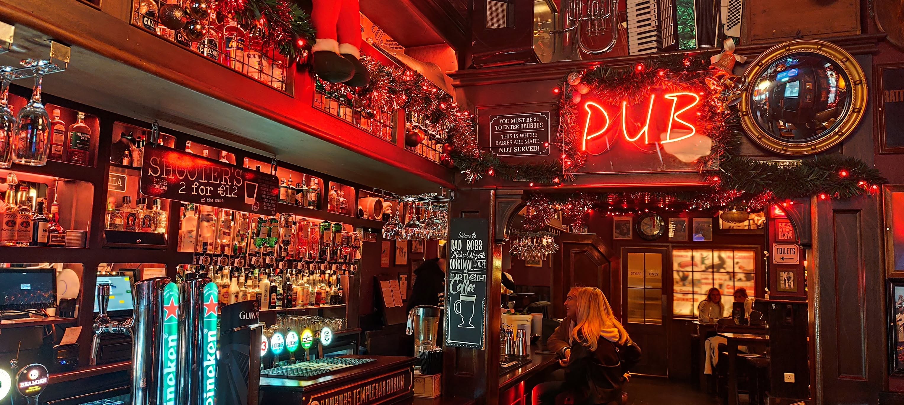 A képen a Bad Bobs nevű pub látható, amelyről ismert, hogy a dublini Temple Bar negyed egyik központi helyszíne. - Z(s)eppelin utazás