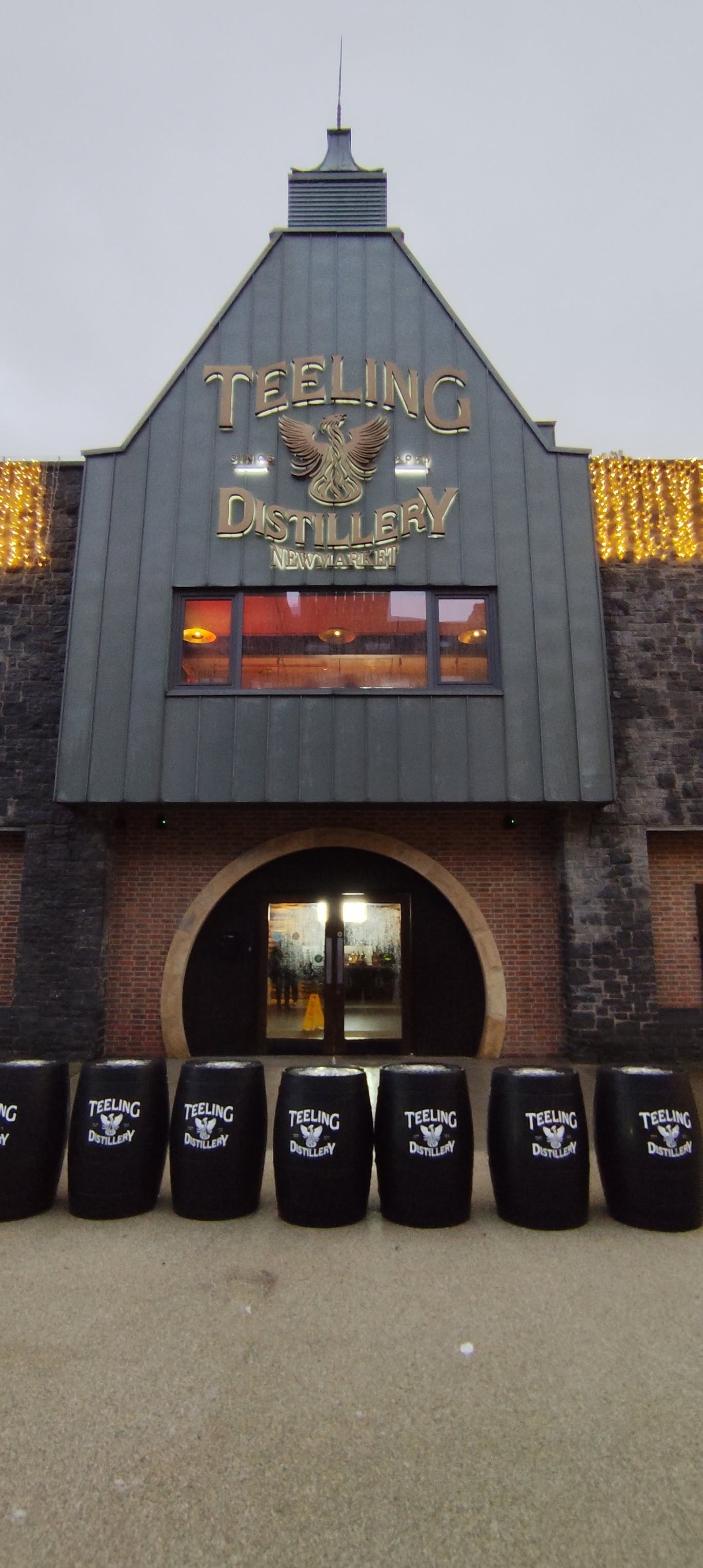 A képen a Teeling Wiskey Distillery épülete. - Z(s)eppelin utazás