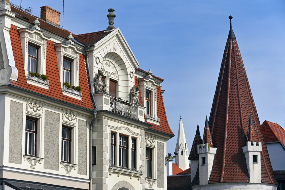 Ez egy történelmi épület homlokzata a Wachau-völgyben található Krems an der Donau óvárosában, Ausztriában. - Z(s)eppelin utazás