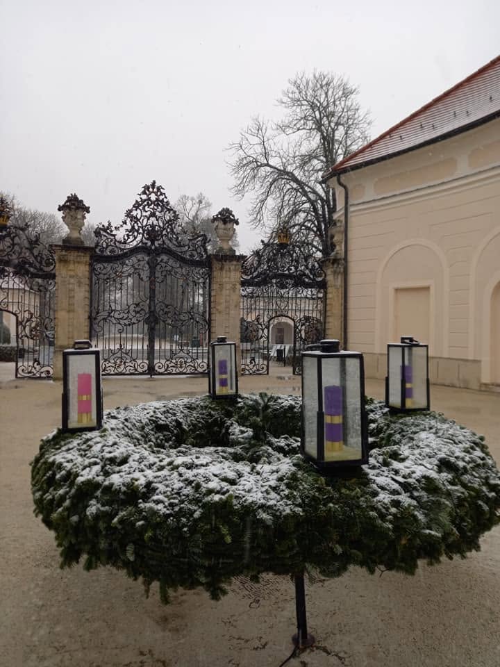 A kép a fertődi Esterházy-kastély barokk díszkapuját és udvarát mutatja. - Z(s)eppelin utazás