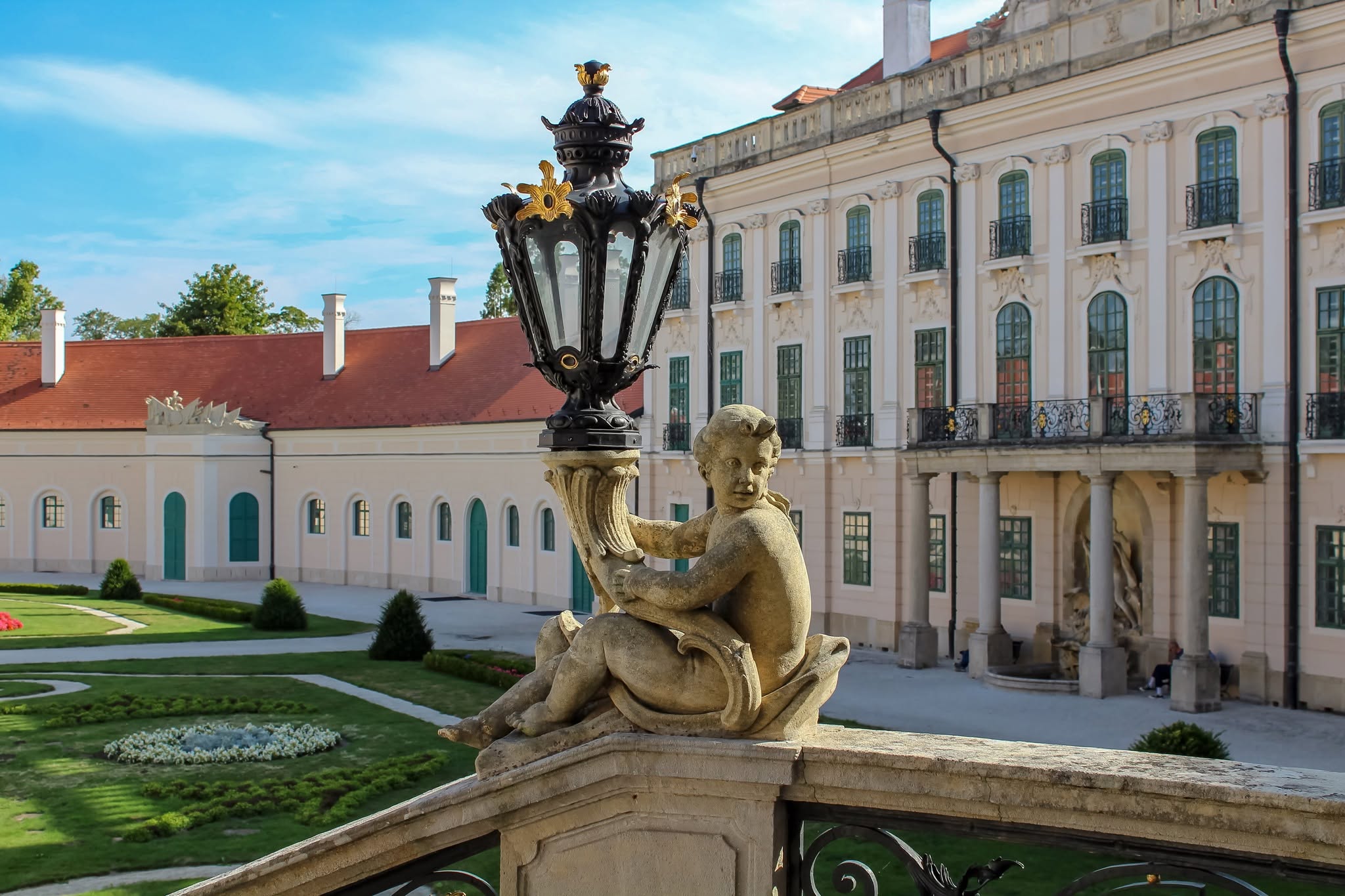 A képen a fertődi Esterházy-kastély látható, amely barokk stílusú építészetéről és díszkertjéről ismert. - Z(s)eppelin utazás