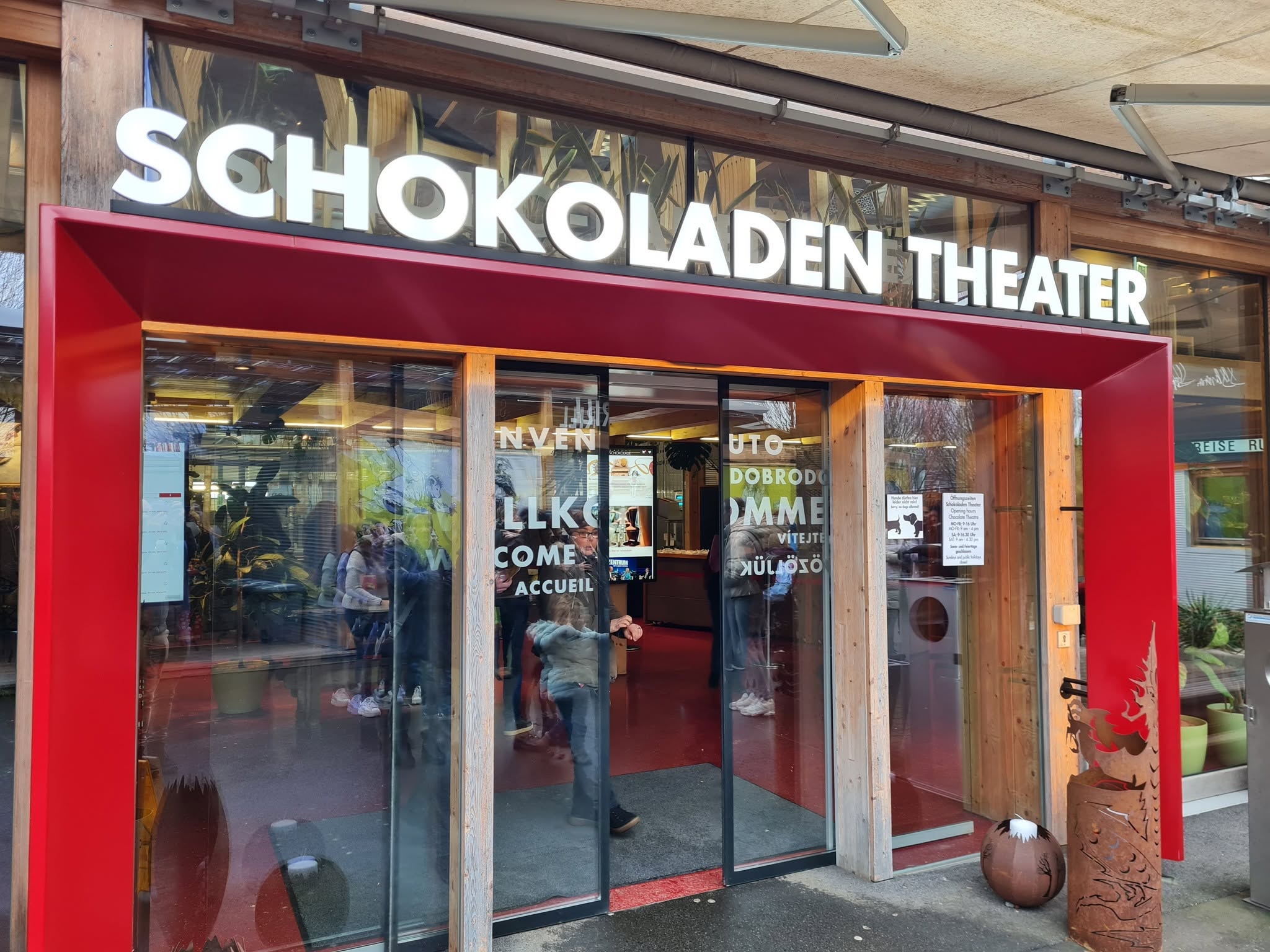 Ez a kép a stájerországi Riegersburgban található Zotter Csokoládé Színház (Schokoladen Theater) bejáratát mutatja. - Z(s)eppelin utazás