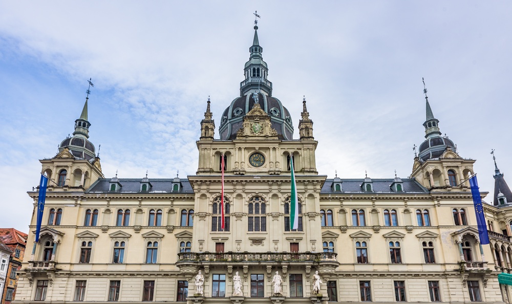 A képen a grazi Városháza (Grazer Rathaus) látható, amely Ausztria második legnagyobb városának, Graznak a főterén (Hauptplatz) áll. - Z(s)eppelin utazás