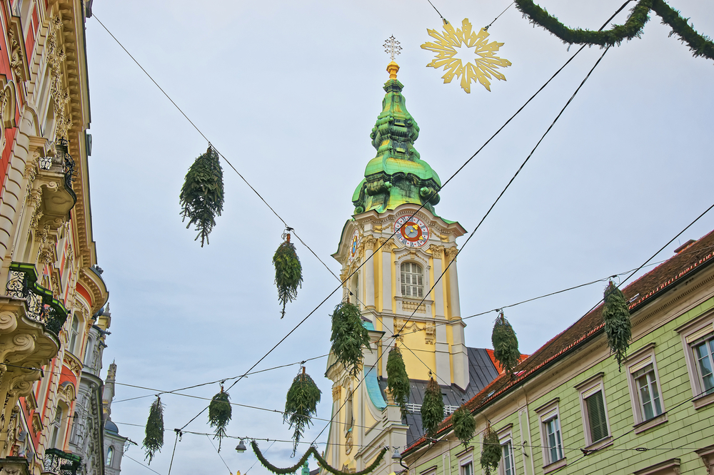 A képen a Grazi Városi Plébániatemplom (Stadtpfarrkirche) látható, amely a történelmi óvárosban, a Herrengasse utcában található. - Z(s)eppelin utazás
