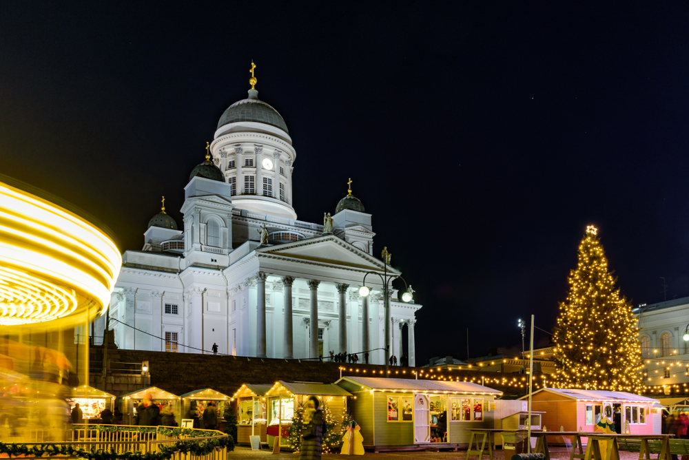 A képen a helsinki Szenátus téren megrendezett Karácsonyi Vásár látható. - Z(s)eppelin utazás
