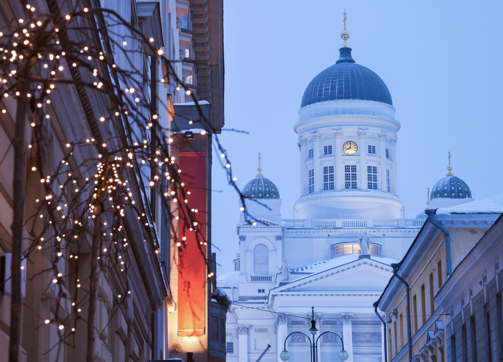 A képen a helsinki székesegyház látható téli, ünnepi díszben. - Z(s)eppelin utazás