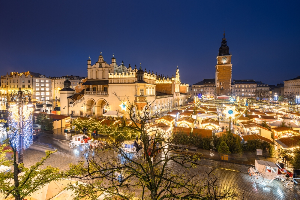 A képen a krakkói főtér (Rynek Główny) látható a híres karácsonyi vásár idején. - Z(s)eppelin utazás
