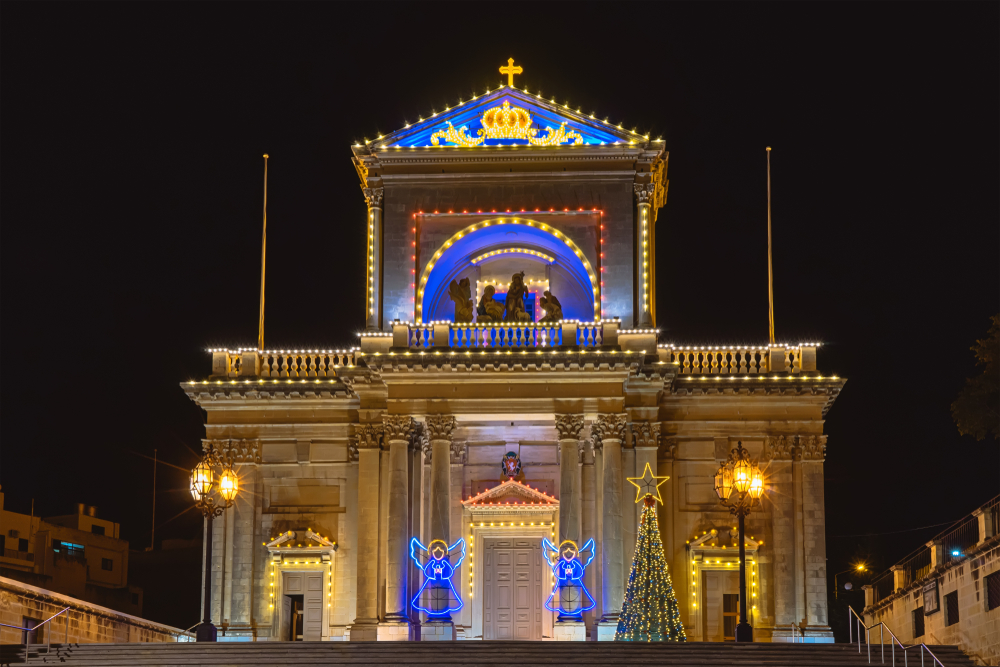 A képen a máltai Kalkarában található St. Joseph Parish Church látható éjszakai ünnepi díszkivilágításban - Z(s)eppelin utazás