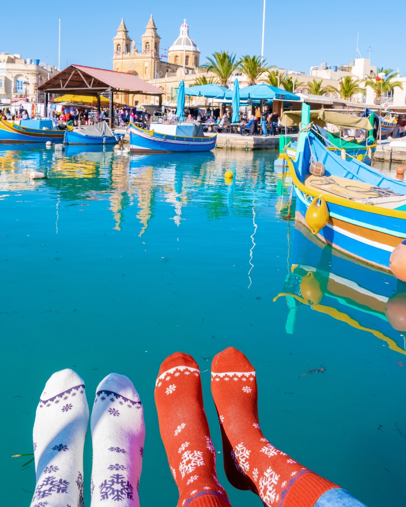 A képen Málta legfestőibb halászfaluja, Marsaxlokk látható, ahol a jellegzetes, színesre festett hagyományos halászhajók, az úgynevezett luzzuk sorakoznak a kikötőben - Z(s)eppelin utazás