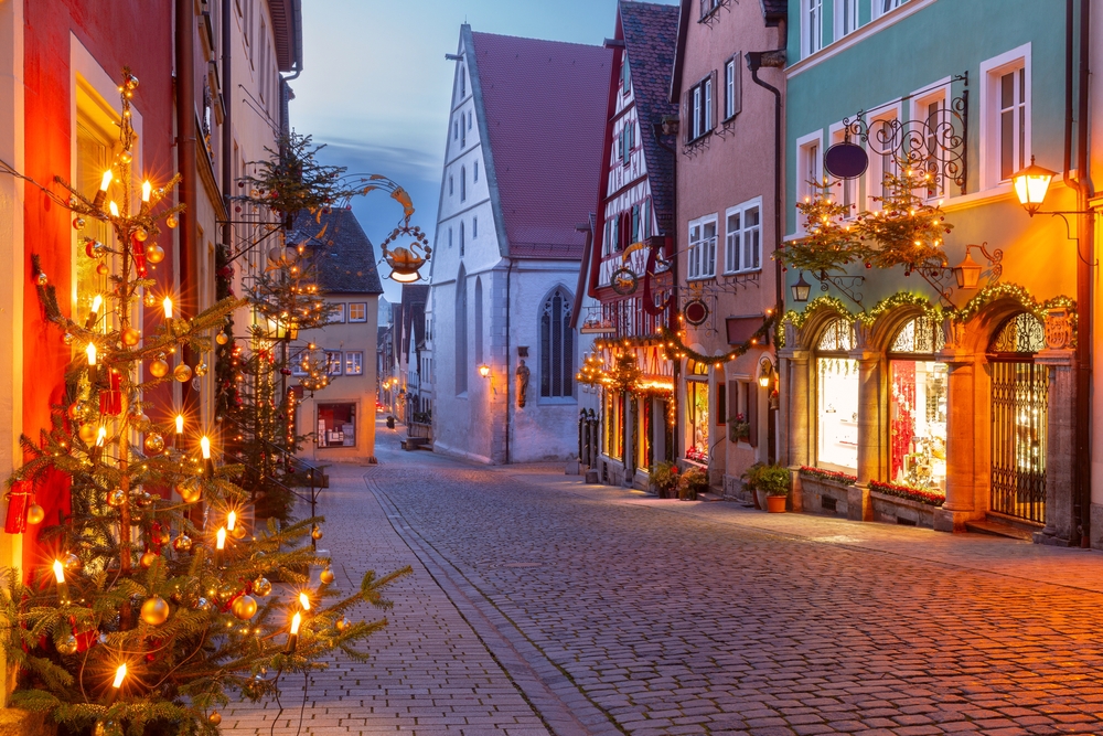 A képen a németországi Rothenburg ob der Tauber történelmi óvárosának egyik utcája látható karácsonyi díszben. - Z(s)eppelin utazás