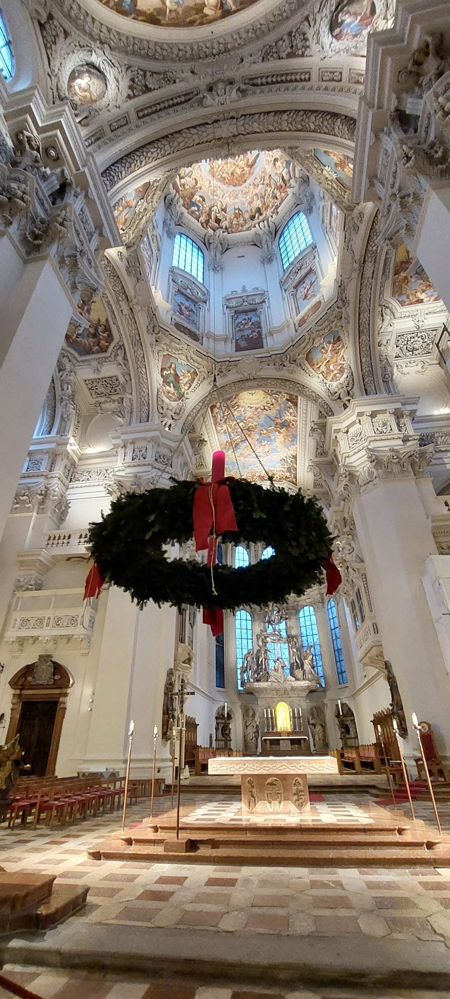 A képen a németországi Passau városában található Szent István-székesegyház (Dom St. Stephan) belső tere látható. - Z(s)eppelin utazás