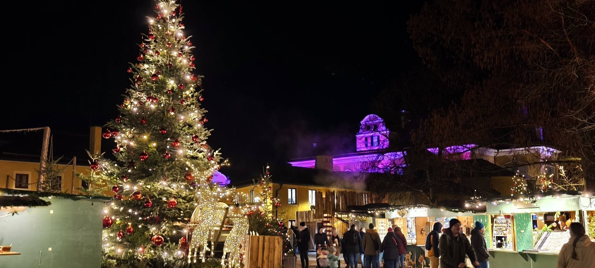 Ez a kép a Hellbrunner Adventzauber (Hellbrunni Adventi Varázs) vásáron készült a salzburgi Hellbrunn-kastély előtt. - Z(s)eppelin utazás