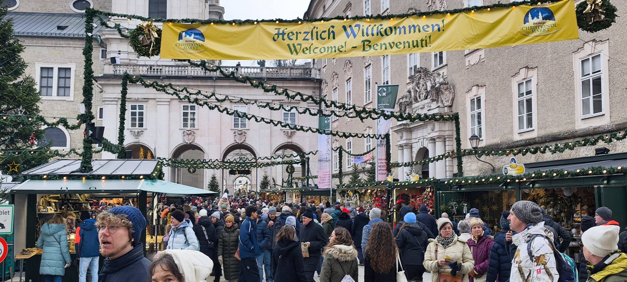 Ez a kép a történelmi Salzburger Christkindlmarkt-ot, azaz a Salzburgi Karácsonyi Vásárt ábrázolja a Residenzplatz-on. - Z(s)eppelin utazás