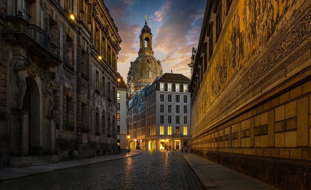 A képen a drezdai Szentháromság-székesegyház (Katholische Hofkirche) látható. - Z(s)eppelin utazás