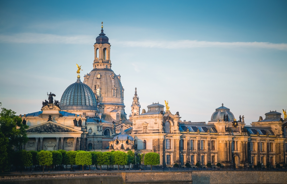 A képen a drezdai Frauenkirche és a mellette található Művészeti Akadémia épületei láthatók az Elba partjáról nézve. - Z(s)eppelin utazás