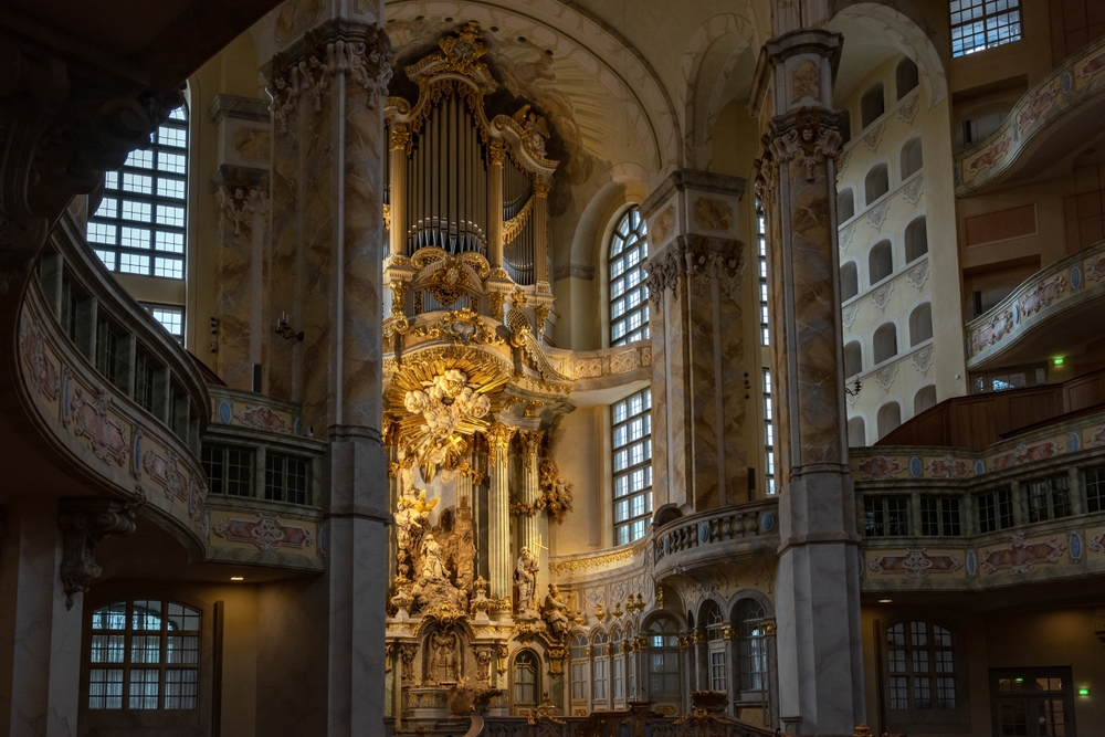 A képen a drezdai Frauenkirche (Miasszonyunk-templom) barokk stílusú belső tere látható, különösen az aranyozott oltár és az orgona részletei. - Z(s)eppelin utazás