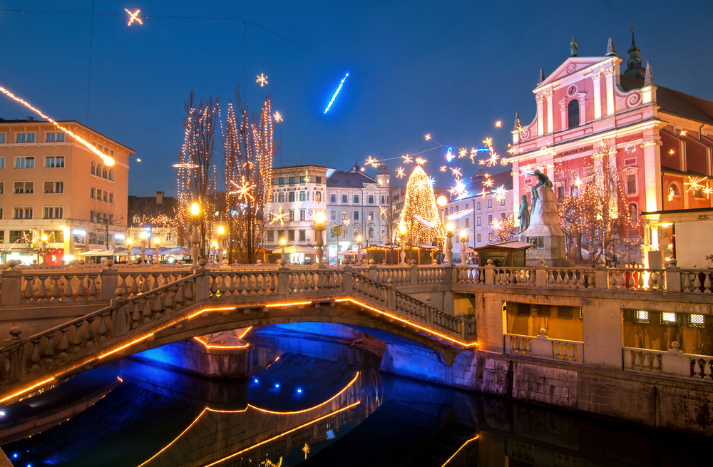 A képen Ljubljana ikonikus Hármas hídja (Tromostovje) látható ünnepi díszkivilágításban. - Z(s)eppelin utazás