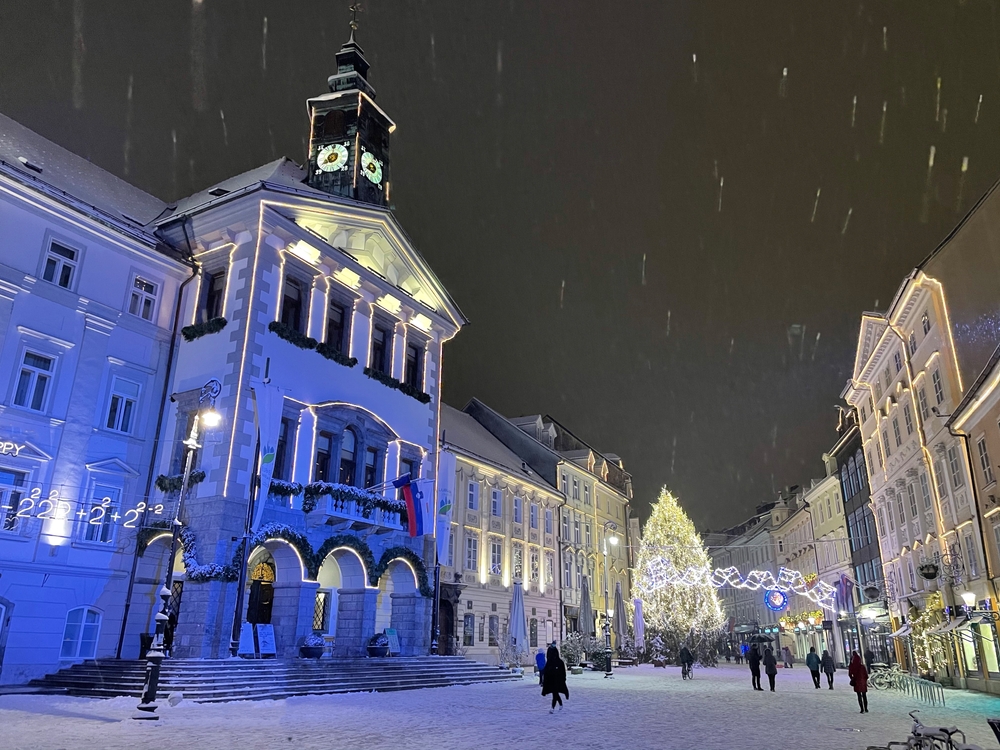A képen a Ljubljanai Városháza (Ljubljanski rotovž) látható téli díszítésben. - Z(s)eppelin utazás