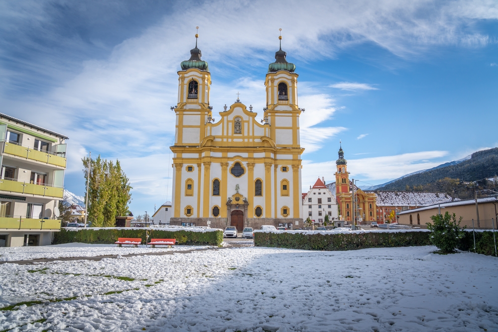 A képen az ausztriai Innsbruckban található Wiltener Basilika (Wilteni bazilika) látható havas környezetben. - Z(s)eppelin utazás