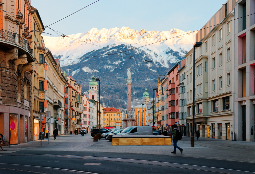 A képen Innsbruck belvárosa látható, a híres Mária Terézia utcában (Maria-Theresien-Straße). - Z(s)eppelin utazás