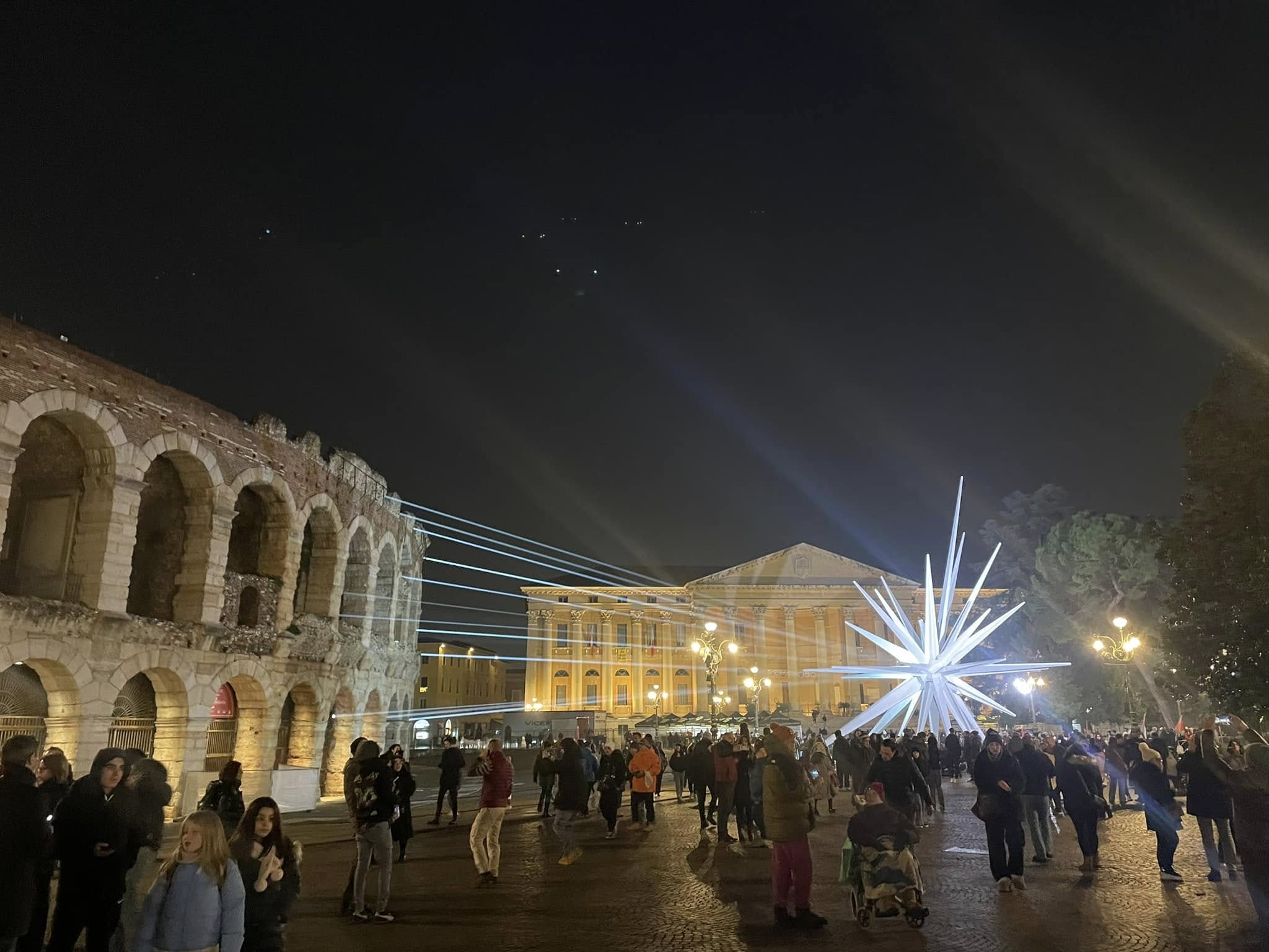 A képen a veronai Aréna látható a Piazza Bra téren.A képen a veronai Aréna látható a Piazza Bra téren. - Z(s)eppelin utazás