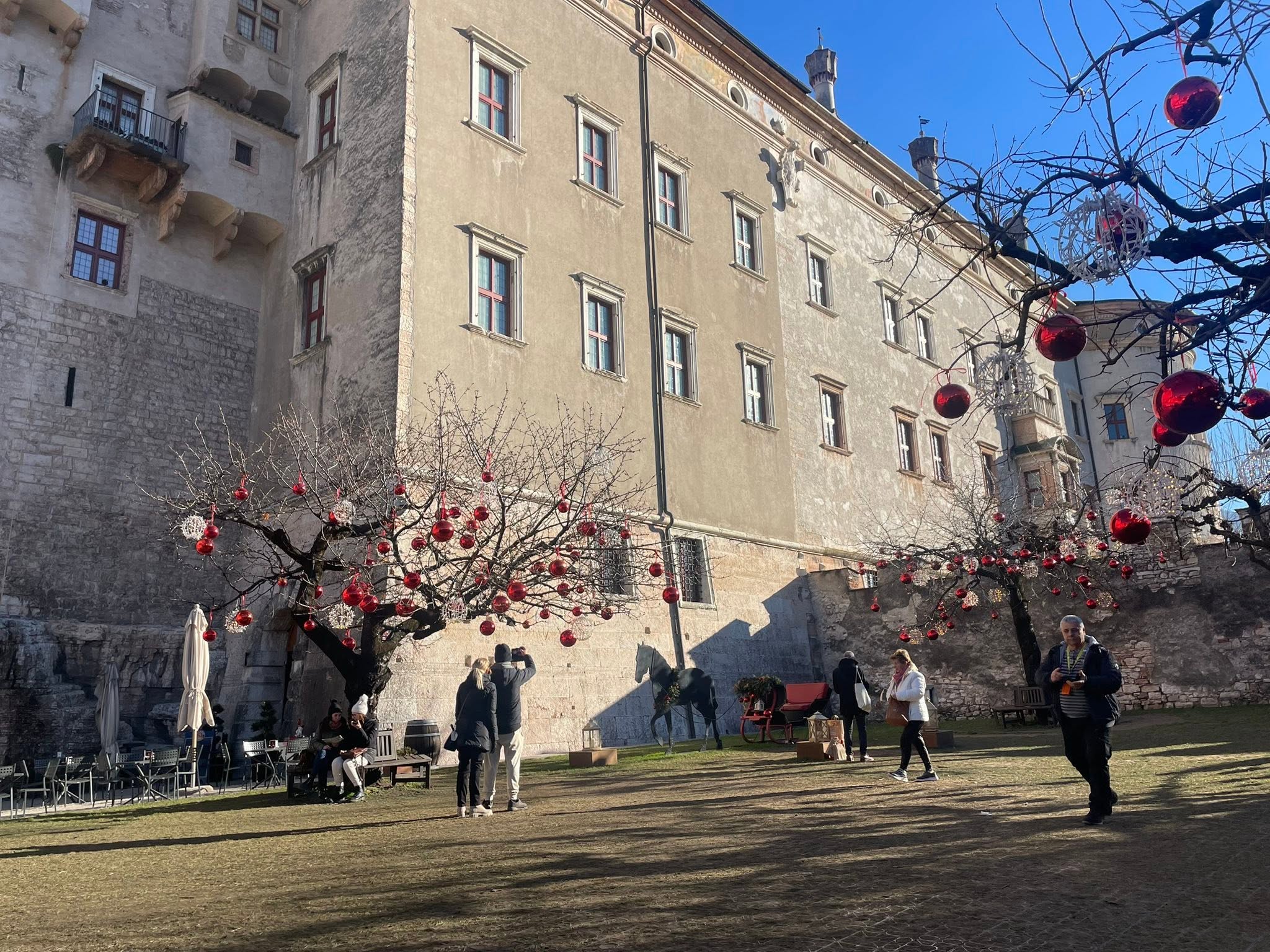 A képen a trentói Castello del Buonconsiglio látható, egy jelentős történelmi épületegyüttes Olaszországban. - Z(s)eppelin utazás
