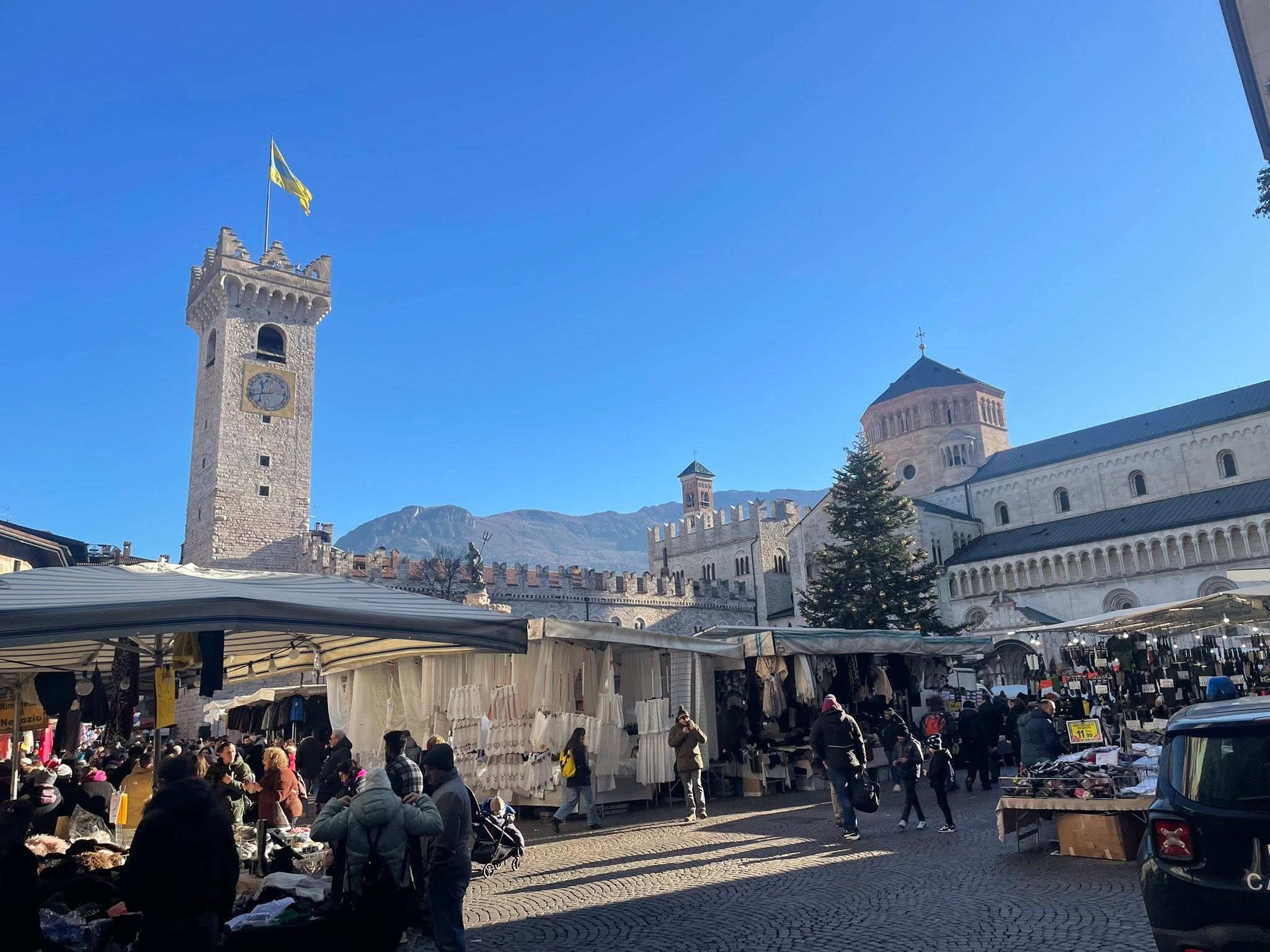 Ez a felvétel a trentói Piazza Duomo téren készült, háttérben a Szent Vigilius-székesegyházzal. - Z(s)eppelin utazás