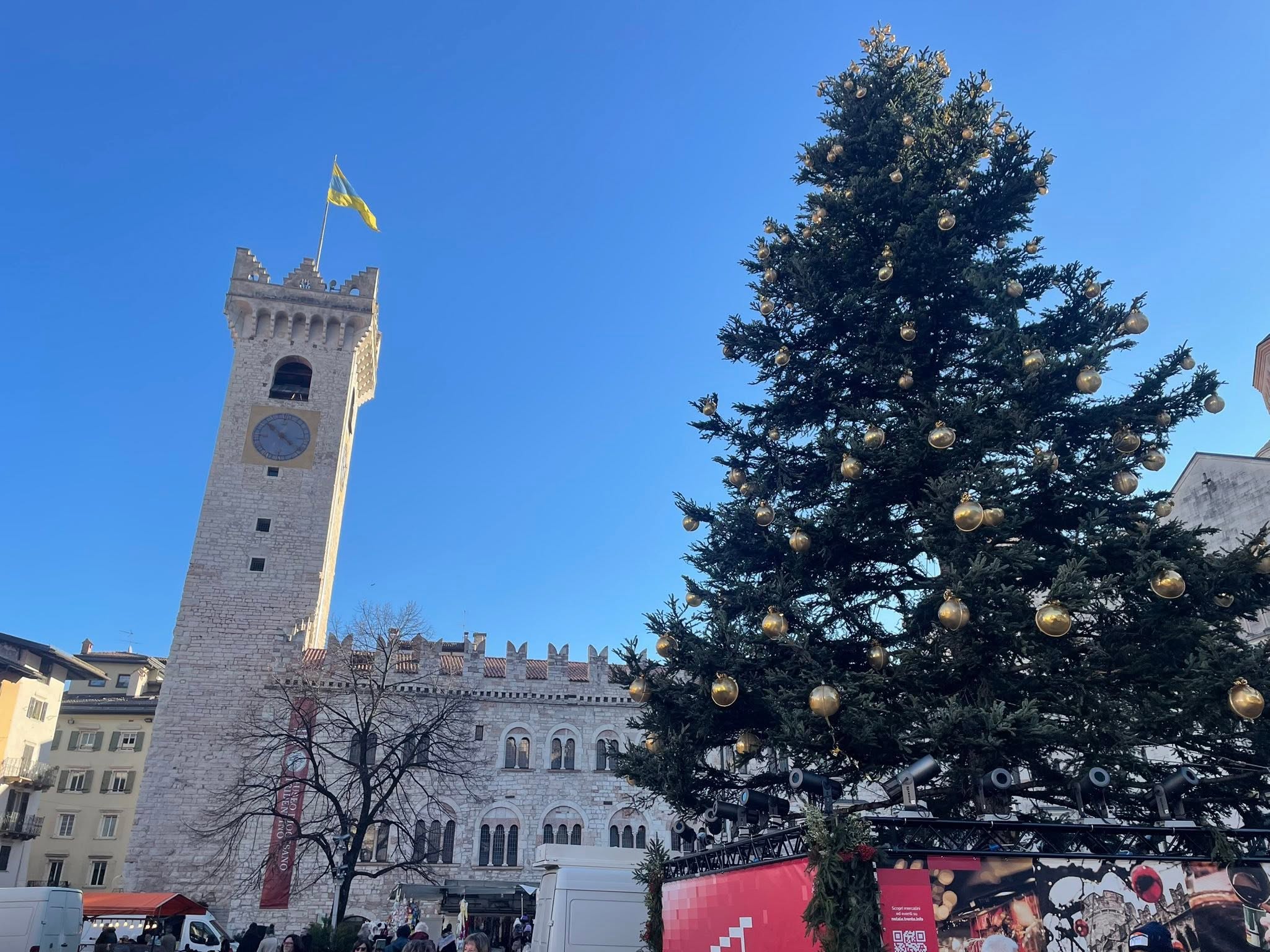 A képen a Palazzo Pretorio és a mellette magasodó Torre Civica (Városi torony) látható. - Z(s)eppelin utazás