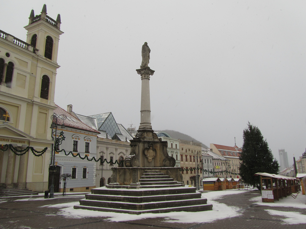 A képen a Besztercebánya (Banská Bystrica) főterén található Mária-oszlop látható téli időszakban. - Z(s)eppelin utazás