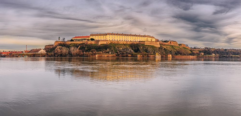 A képen látható építmény a Péterváradi erőd (Petrovaradinska tvrđava). - Z(s)eppelin utazás