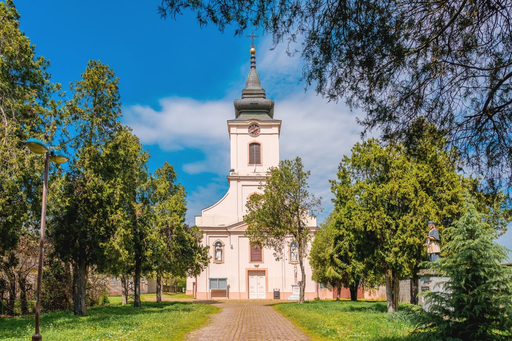A képen a Szent Kereszt Felmagasztalása templom látható, amely az újvidéki Péterváradon található.  - Z(s)eppelin utazás