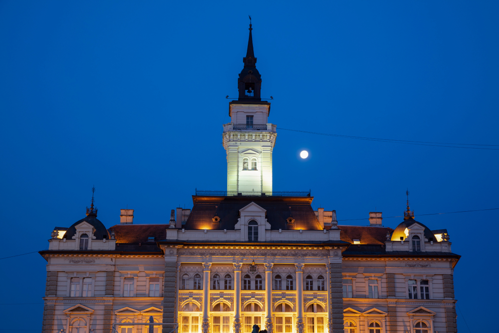 A képen az újvidéki városháza látható éjszakai kivilágításban, a Szabadság téren.  - Z(s)eppelin utazás