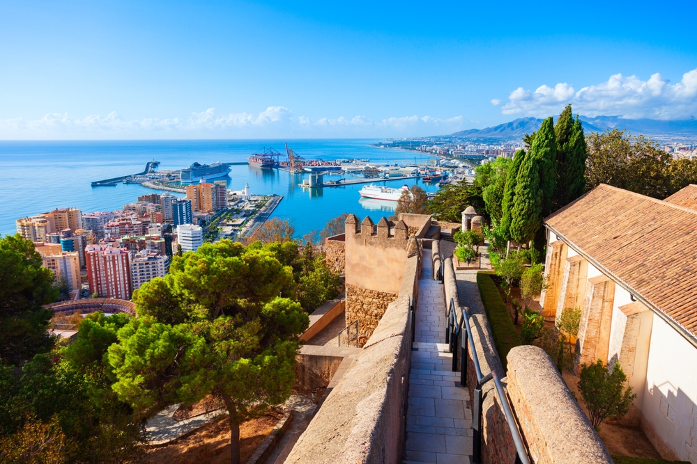 A képen a Gibralfaro-vár (Castillo de Gibralfaro) látható Malagában, Spanyolországban, a várfalakról nyíló panorámával a kikötőre. - Z(s)eppelin utazás