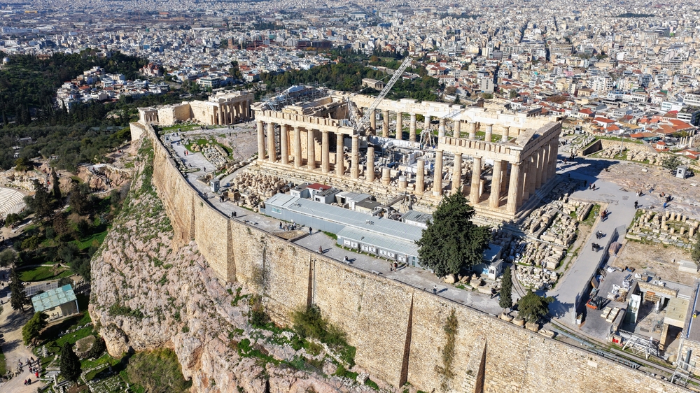 A képen az athéni Akropolisz látható a Parthenón templommal, amely Görögország egyik legismertebb történelmi jelképe.   - Z(s)eppelin utazás