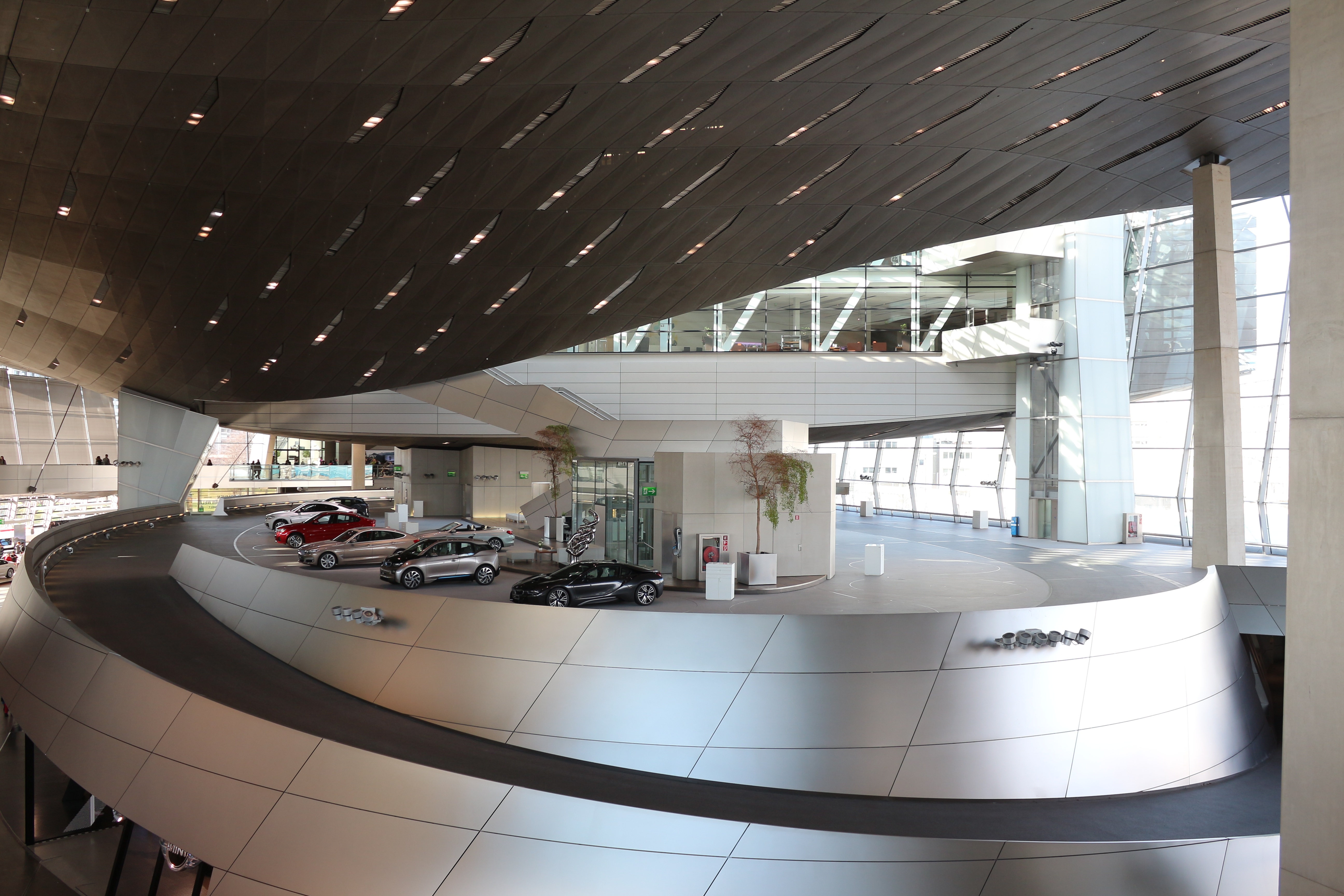 A képen a müncheni BMW Welt élményközpont látható.  - Z(s)eppelin utazás