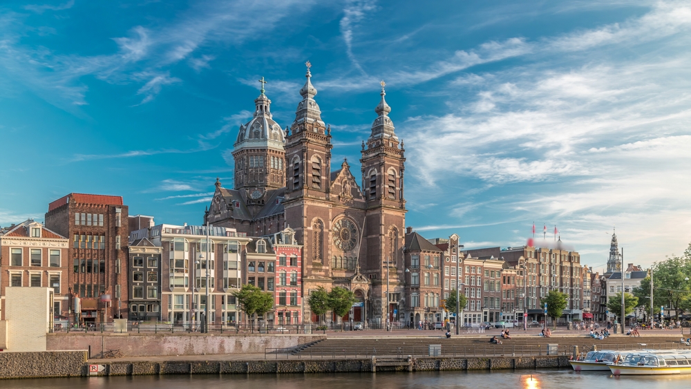 Az amszterdami Szent Miklós-bazilika (Basilica of Saint Nicholas) látható a képen.  - Z(s)eppelin utazás