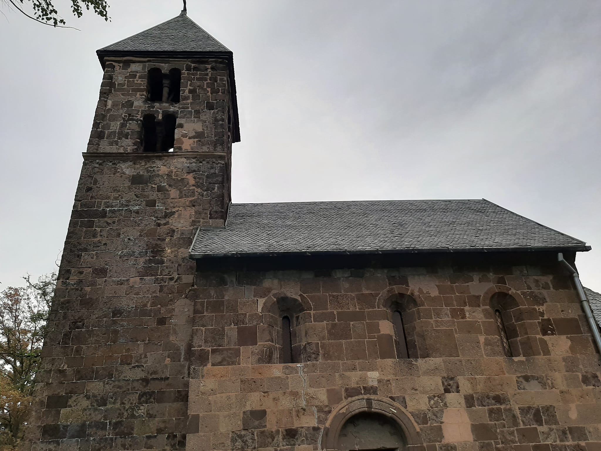 A képen látható épület a nagybörzsönyi Szent István-templom. - Z(s)eppelin utazás