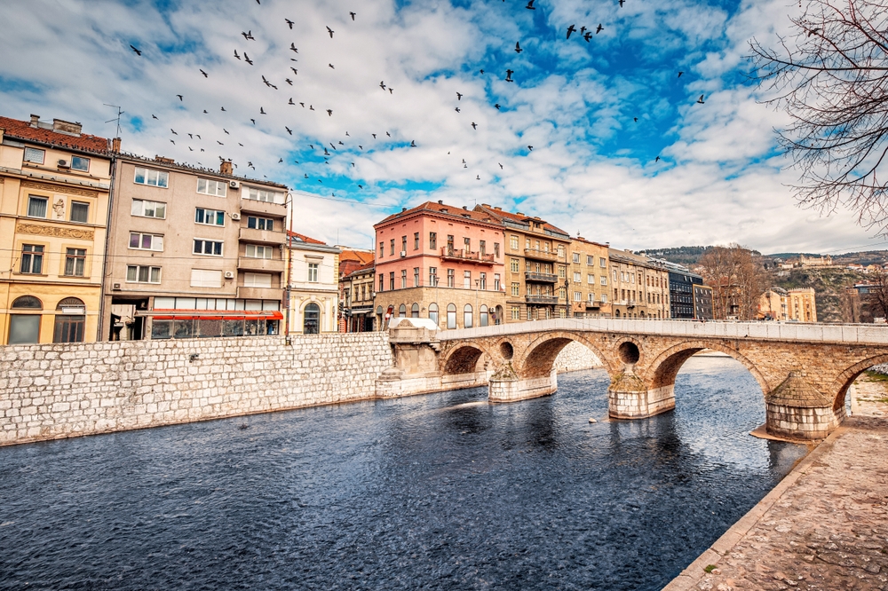 A képen a Latin híd (Latin Bridge) látható Szarajevóban, Bosznia-Hercegovinában.  - Z(s)eppelin utazás
