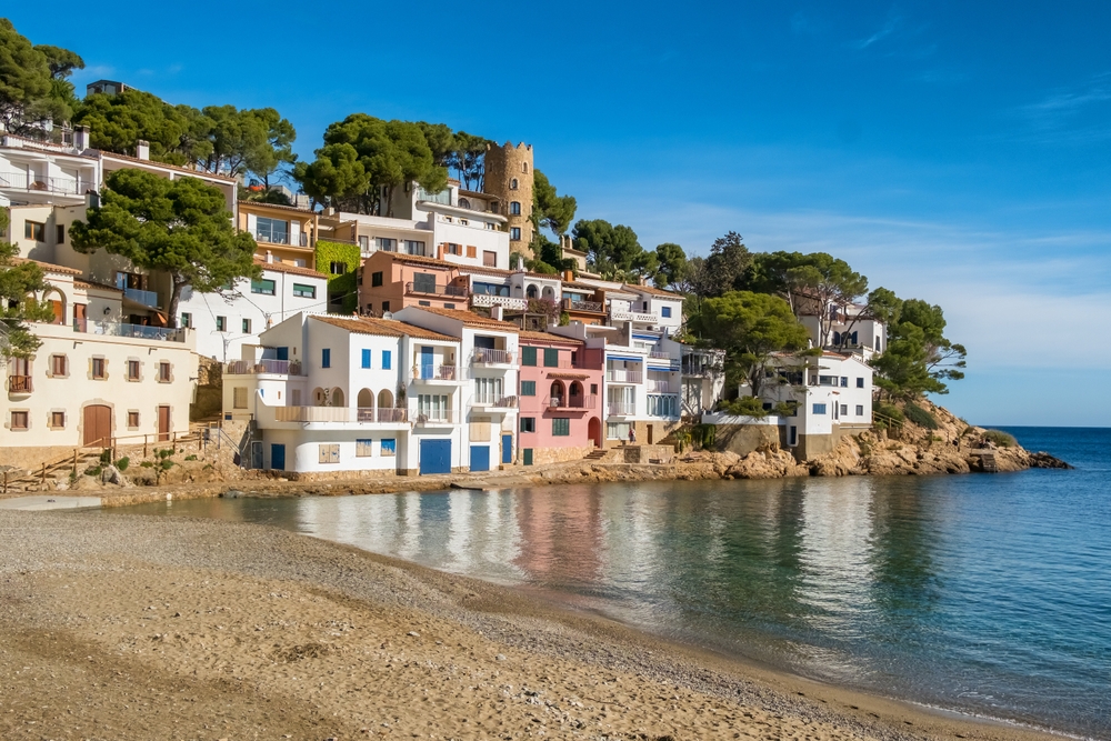 A képen látható helyszín a spanyolországi Costa Brava partvidék egyik legszebb öble, Cala Sa Tuna. Ez a festői kis halászfalu Begur községhez tartozik, Girona tartományban, Katalóniában,.  - Z(s)eppelin utazás