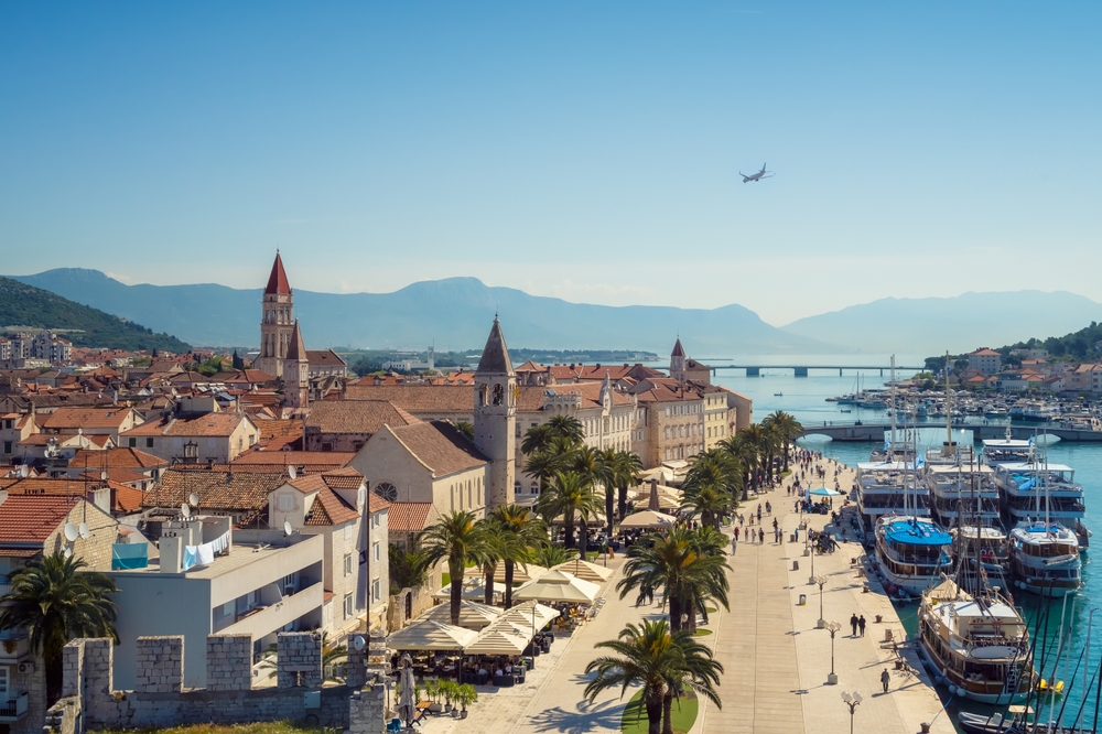 Ez a kép Trogir történelmi óvárosát és a tengerparti sétányát (Trogirska Riva) ábrázolja Horvátországban.  - Z(s)eppelin utazás