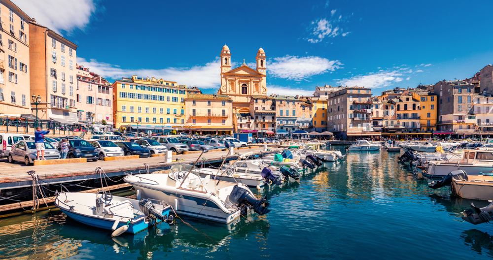 Ez a kép a Bastia-i Régi Kikötőt (Vieux Port de Bastia) ábrázolja Korzikán, Franciaországban. - Z(s)eppelin utazás