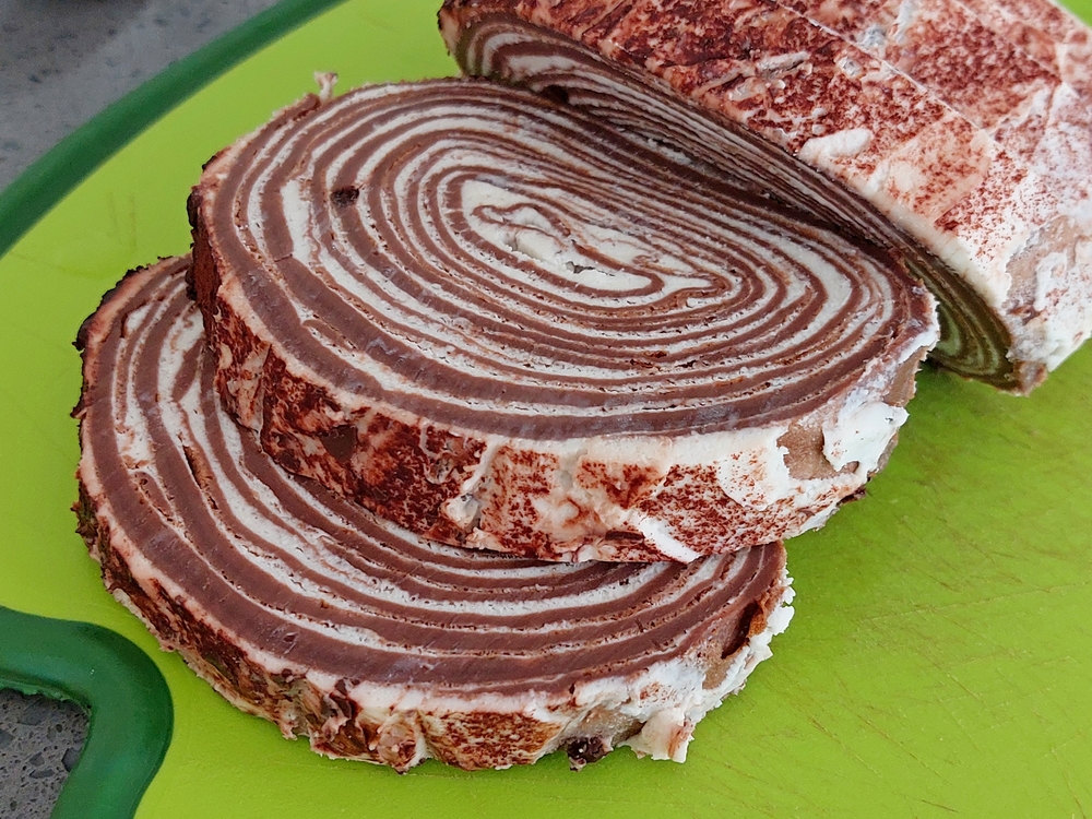 A A képen látható édesség egy piskótatekercs vagy rolád, amelyet szeletelve tálaltak Opatija csokoládéfesztiválon. képen látható édesség egy piskótatekercs vagy rolád, amelyet szeletelve tálaltak Opatija csokoládéfesztiválon. 