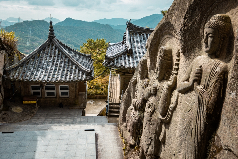 Ez a kép a dél-koreai Busanban található Seokbulsa (Seokbulsa templom) templomot ábrázolja, amely egy sziklába faragott buddhista szentély. 