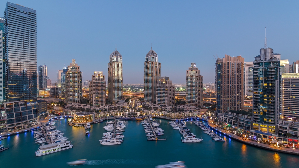 A képen a Dubai Marina látható az Egyesült Arab Emírségekben, egy mesterségesen kialakított csatorna köré épült futurisztikus felhőkarcoló-negyed.  - Z(s)eppelin utazás