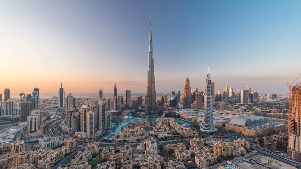 Ez a kép a dubaji Burj Khalifa felhőkarcolót és a környező városképet ábrázolja napnyugtakor. - Z(s)eppelin utazás